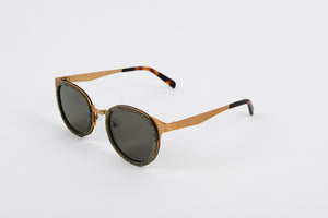 Fashion sunglasses with gold corners and wooden front 